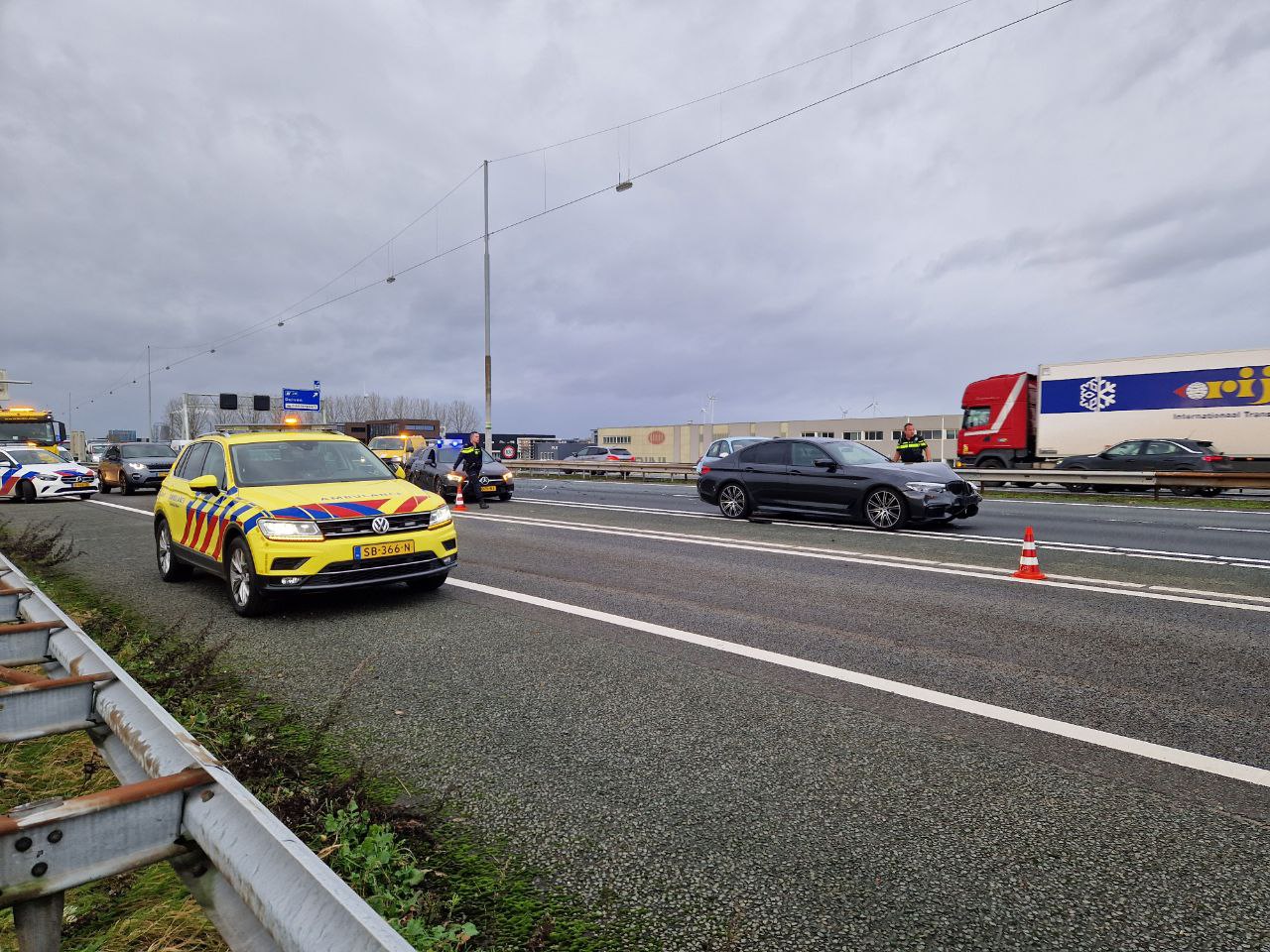 Ongeval tussen twee voertuigen op A12, snelweg afgesloten