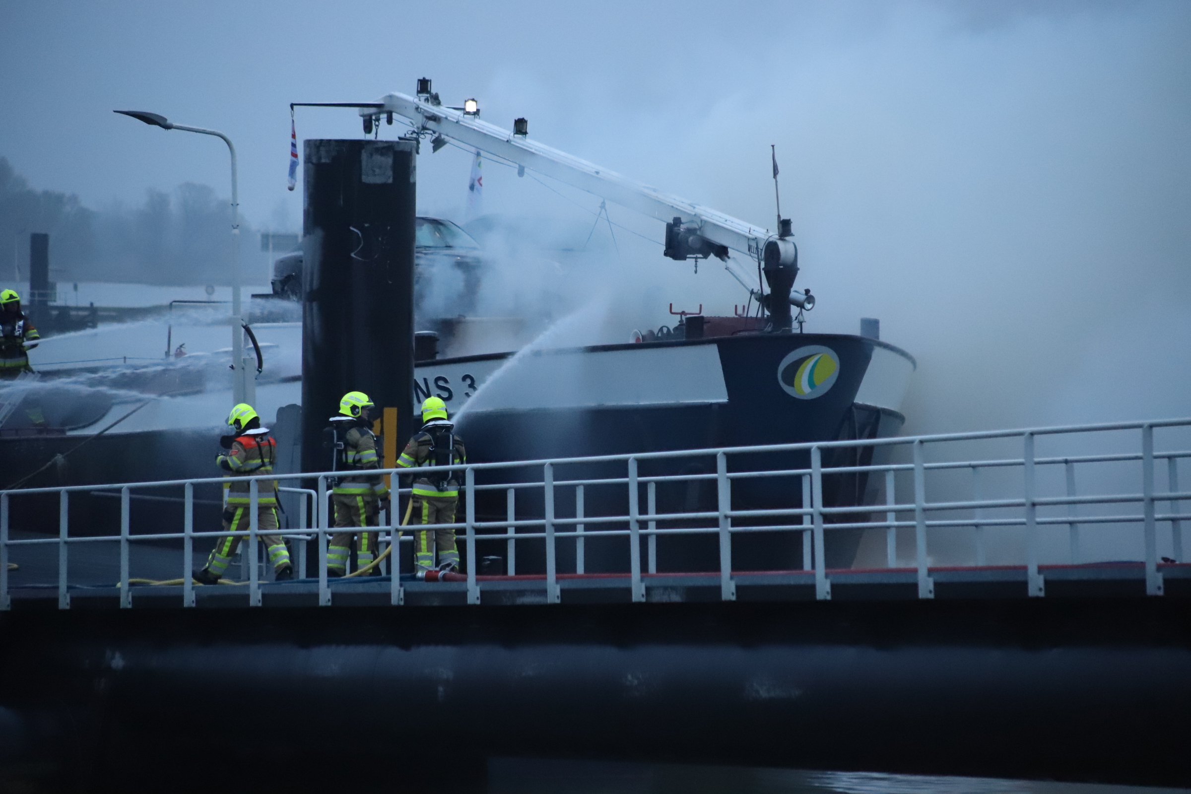 Brand op binnenvaartschip in haven