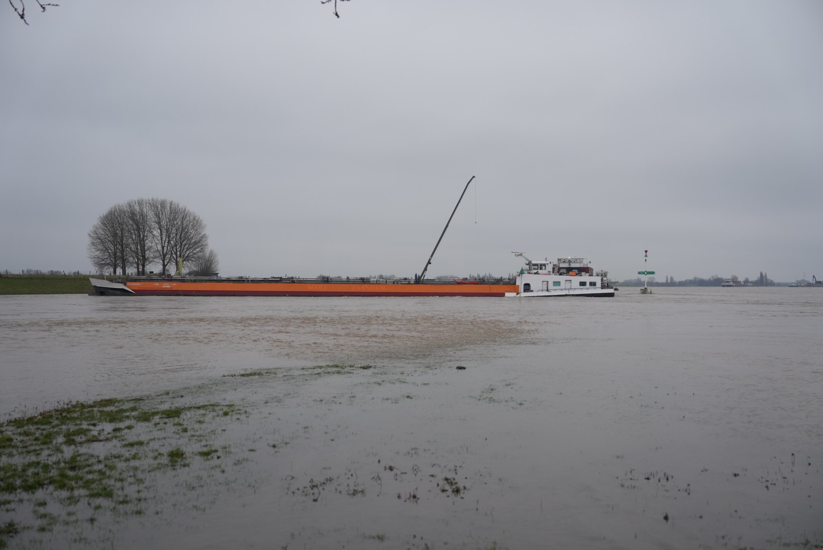Schip gestrand op de IJssel, scheepvaartverkeer gestremd