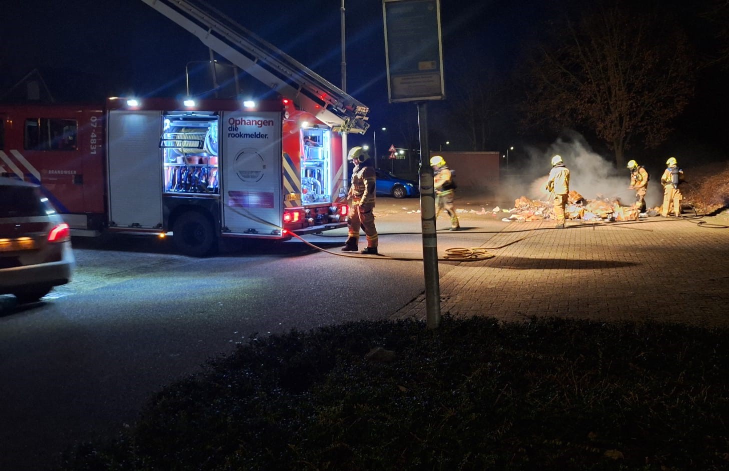 Lading van vuilniswagen vliegt in brand in Bemmel