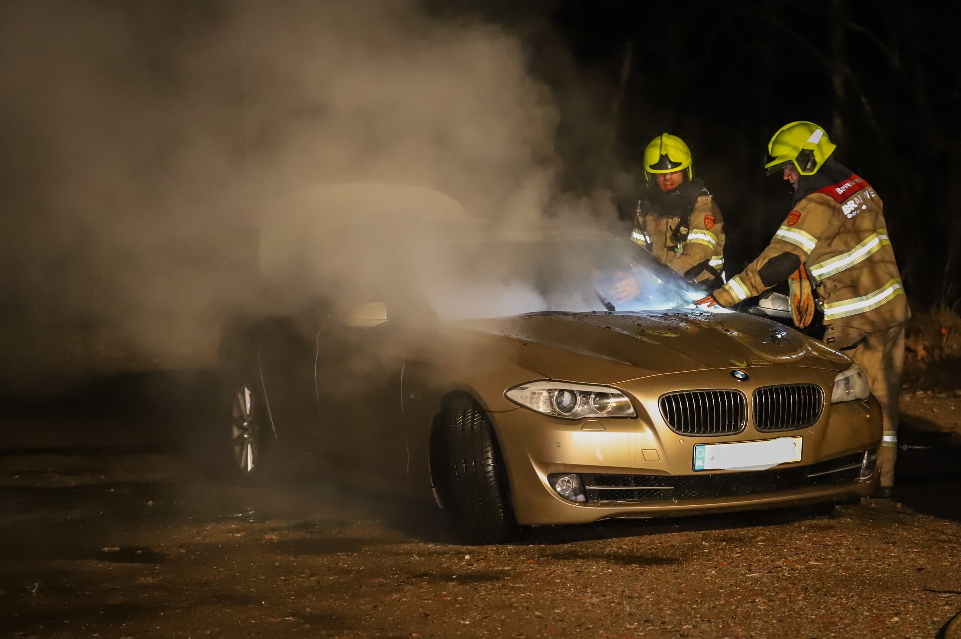 Auto vliegt in brand, mogelijk technisch mankement