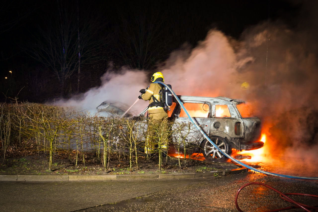 Geparkeerde auto vliegt in brand, politie onderzoekt oorzaak