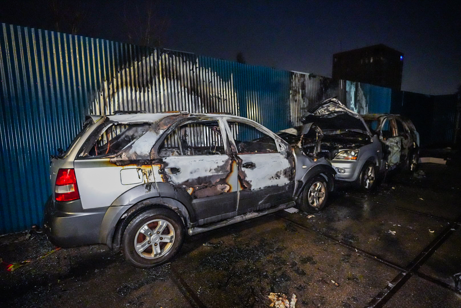 Opnieuw brand bij uitgebrand autobedrijf in Arnhem