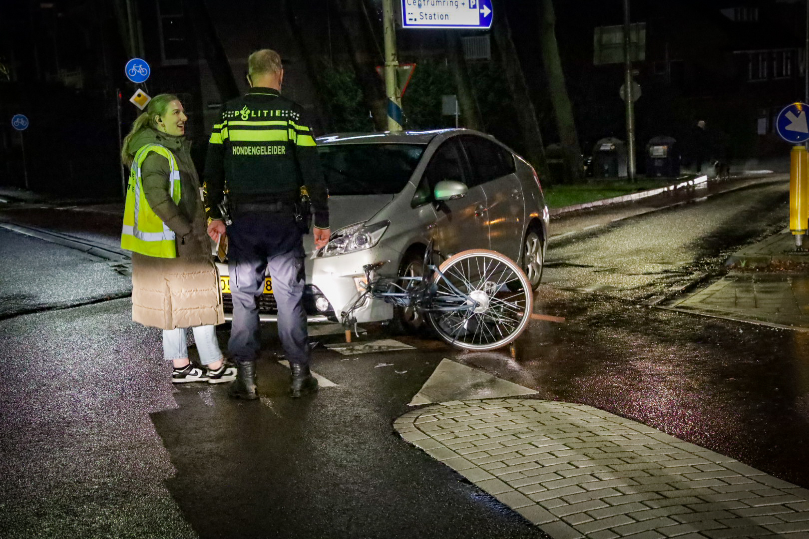 Fietser geschept door auto in Arnhem