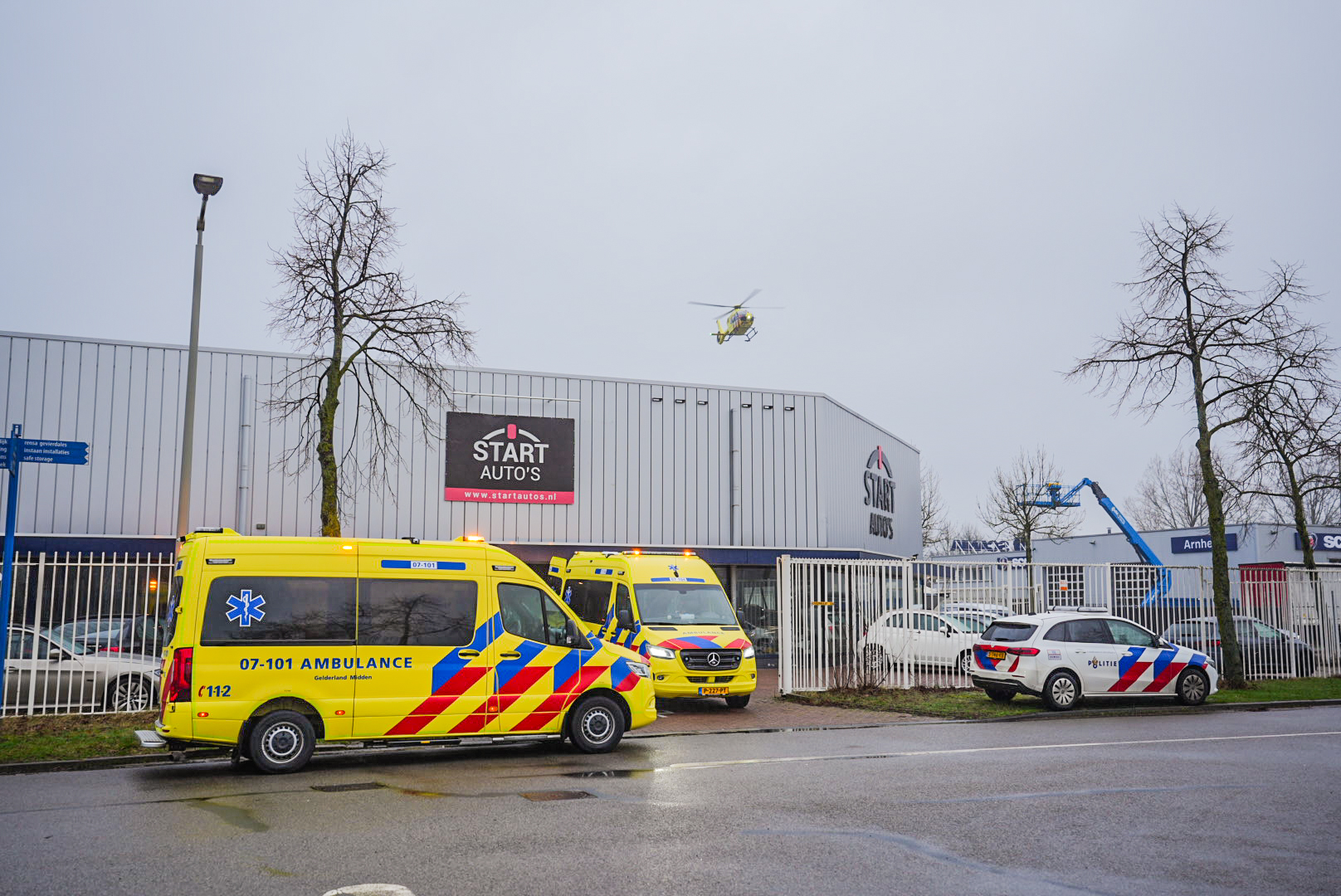Gewonde bij ongeluk Arnhem, traumahelikopter landt langs A325