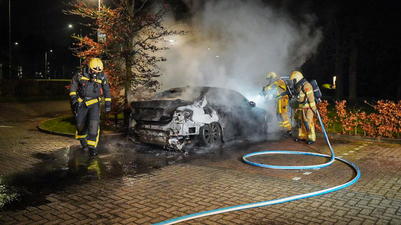 Auto uitgebrand op parkeerplaats van hotel