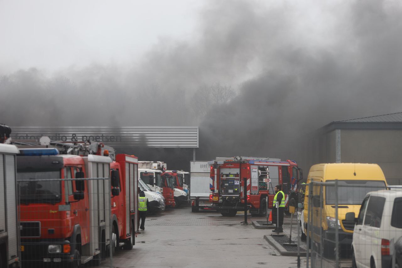 Grote brand bij autoveiling in Barneveld