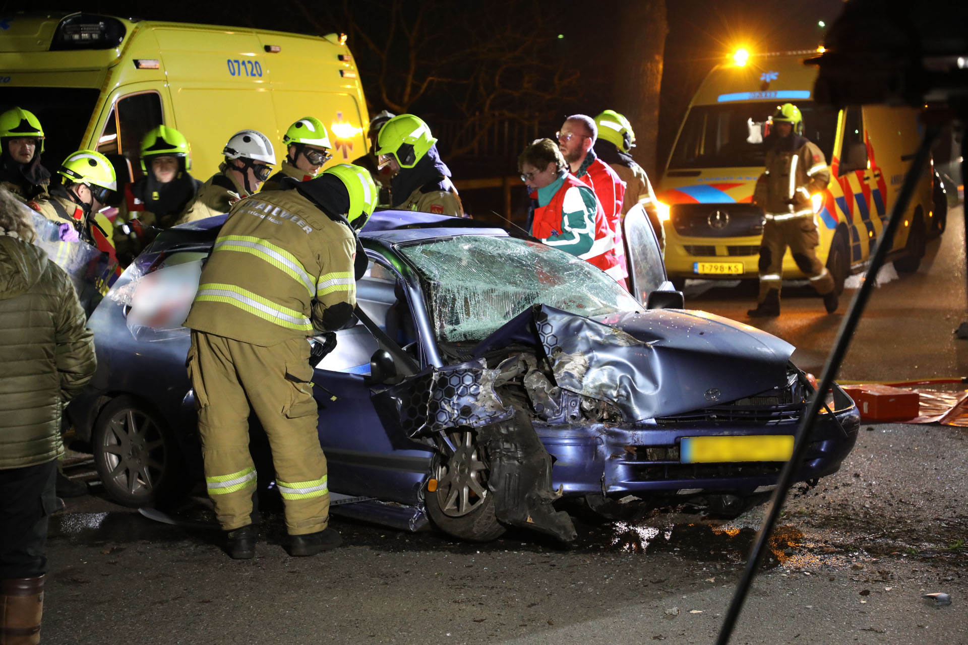 Frontale botsing in Barneveld, automobilist bekneld in voertuig