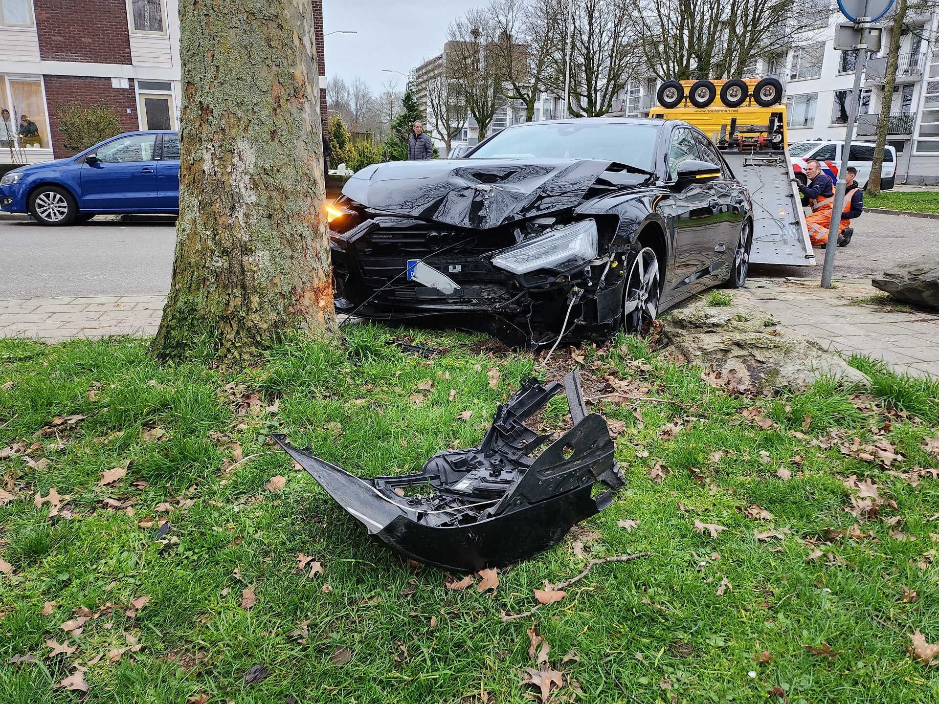 Duitse auto’s crashen in Nijmeegse woonwijk