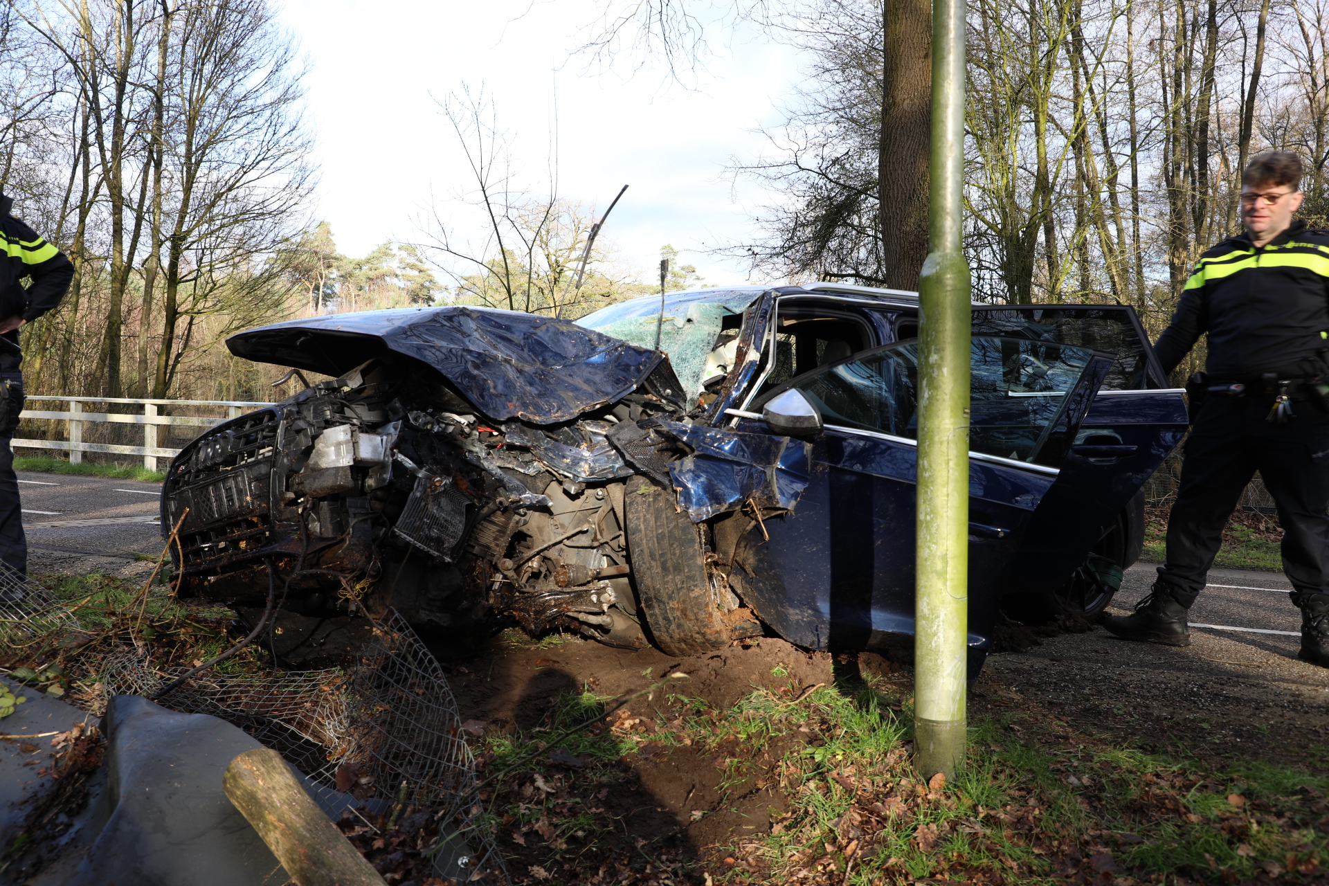 Auto zwaar beschadigd na botsing tegen boom