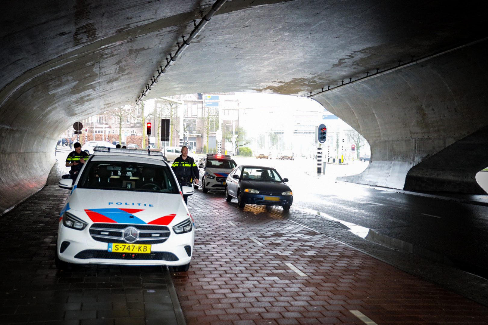 Verschillende politie eenheden zetten auto klem in Arnhem
