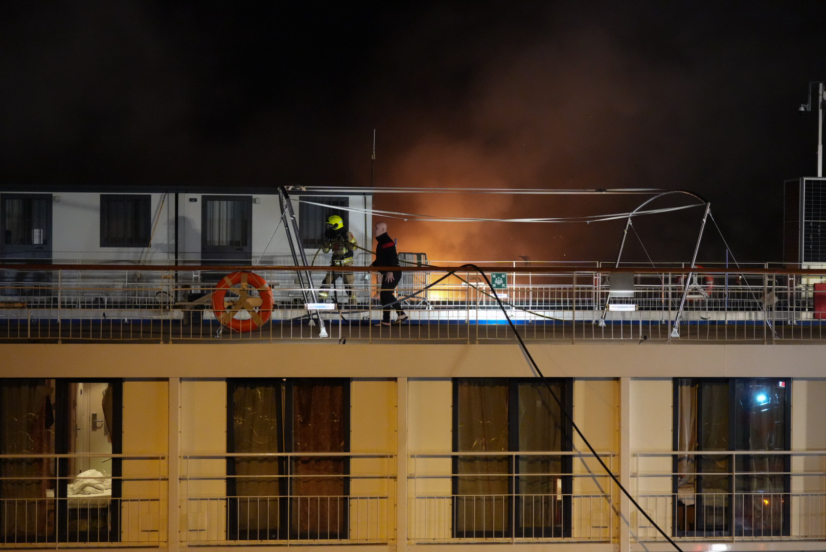 Uitslaande brand opvangschip voor asielzoekers in Arnhem