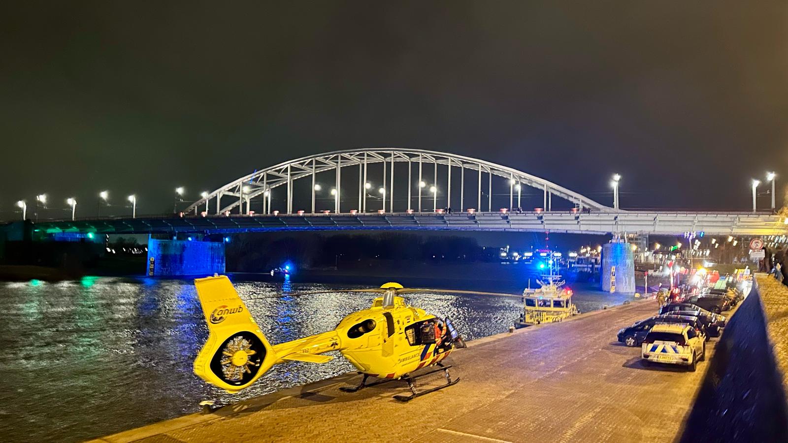 Persoon springt van brug Arnhem en komt in Rijn terecht
