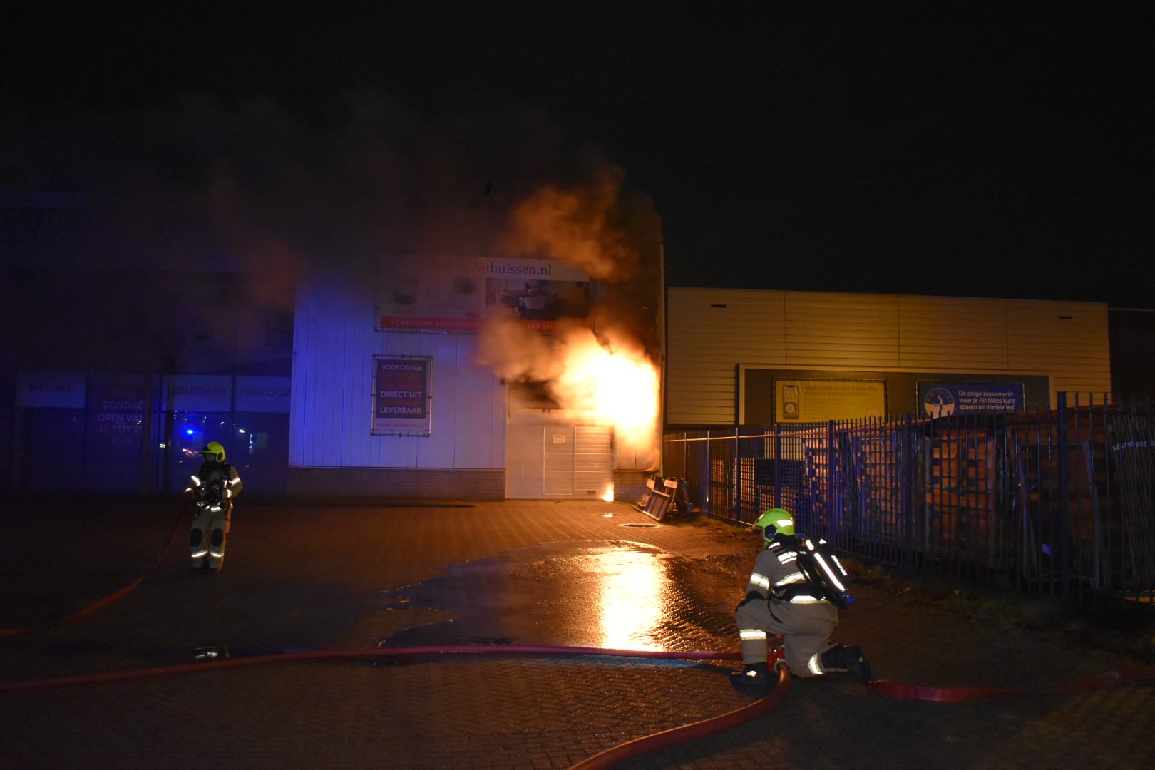 VIDEO: Grote brand in opslag van Woonoutlet in Huissen