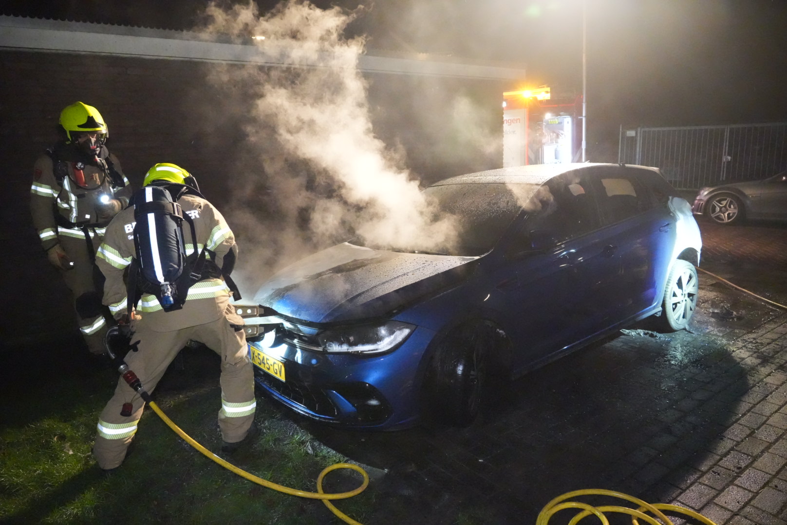 Auto zwaar beschadigd door brand in Arnhem, politie onderzoekt brandstichting