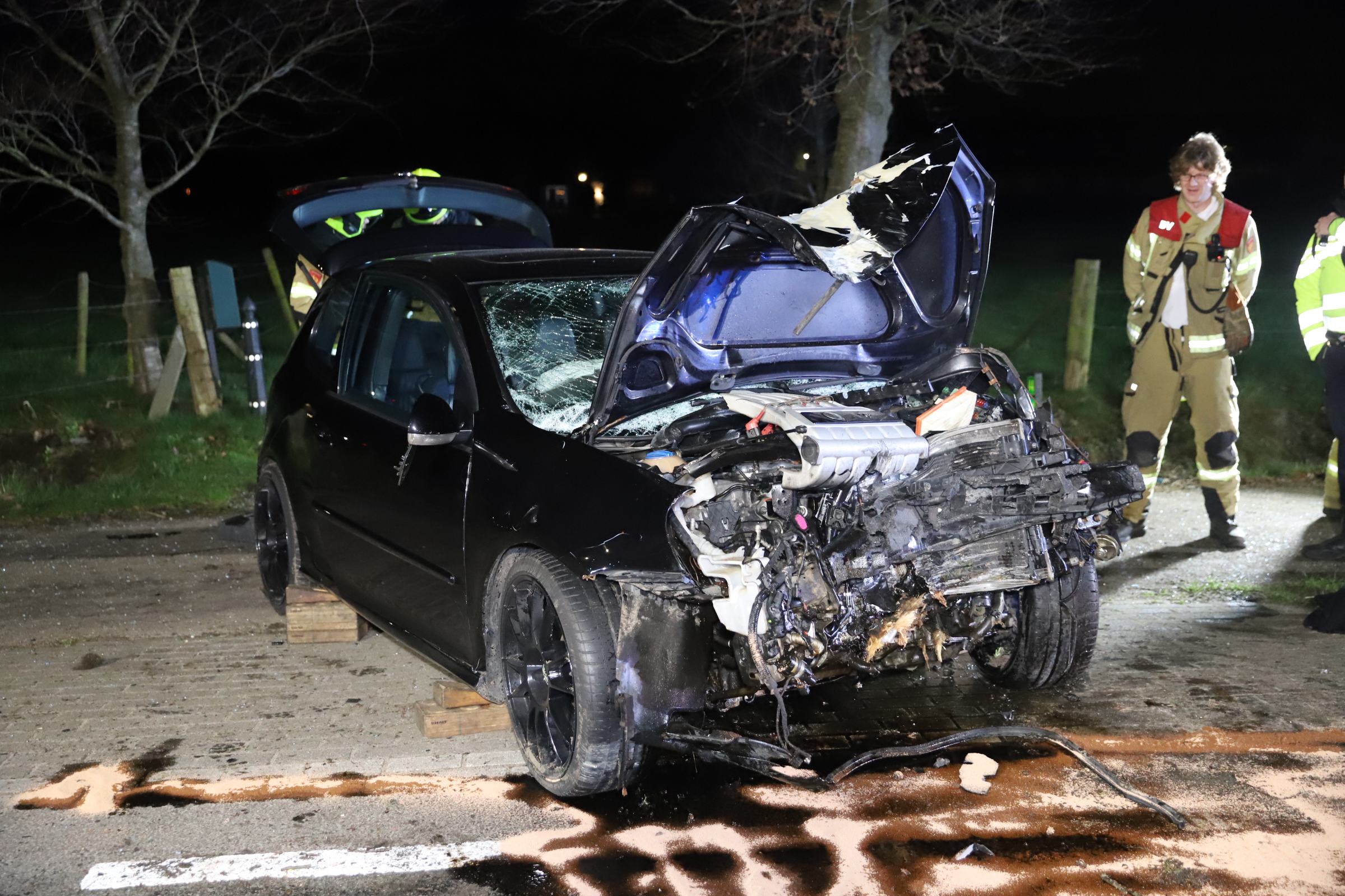 Automobilist zwaargewond na crash tegen boom