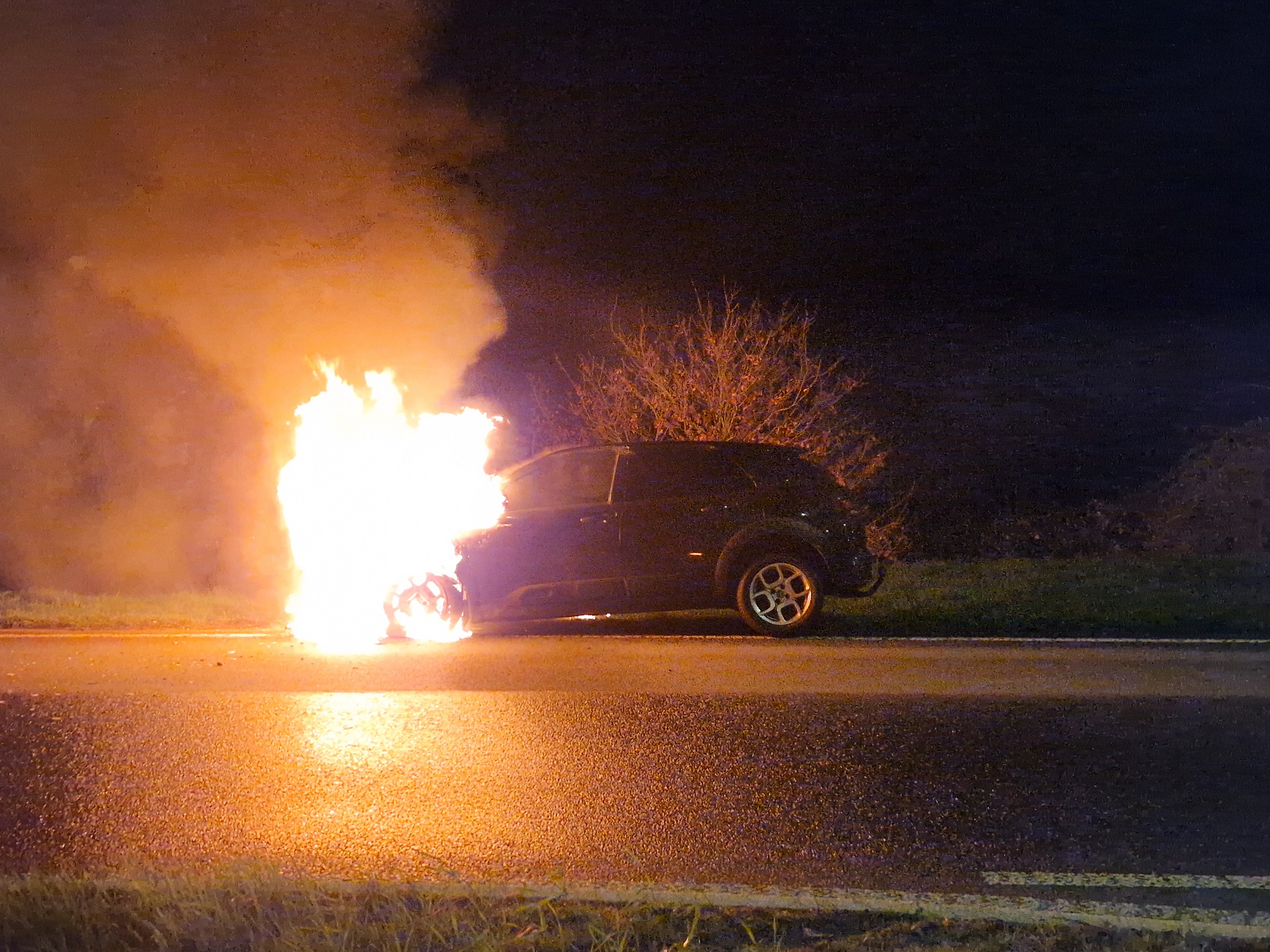 Auto vliegt in brand tijdens het rijden