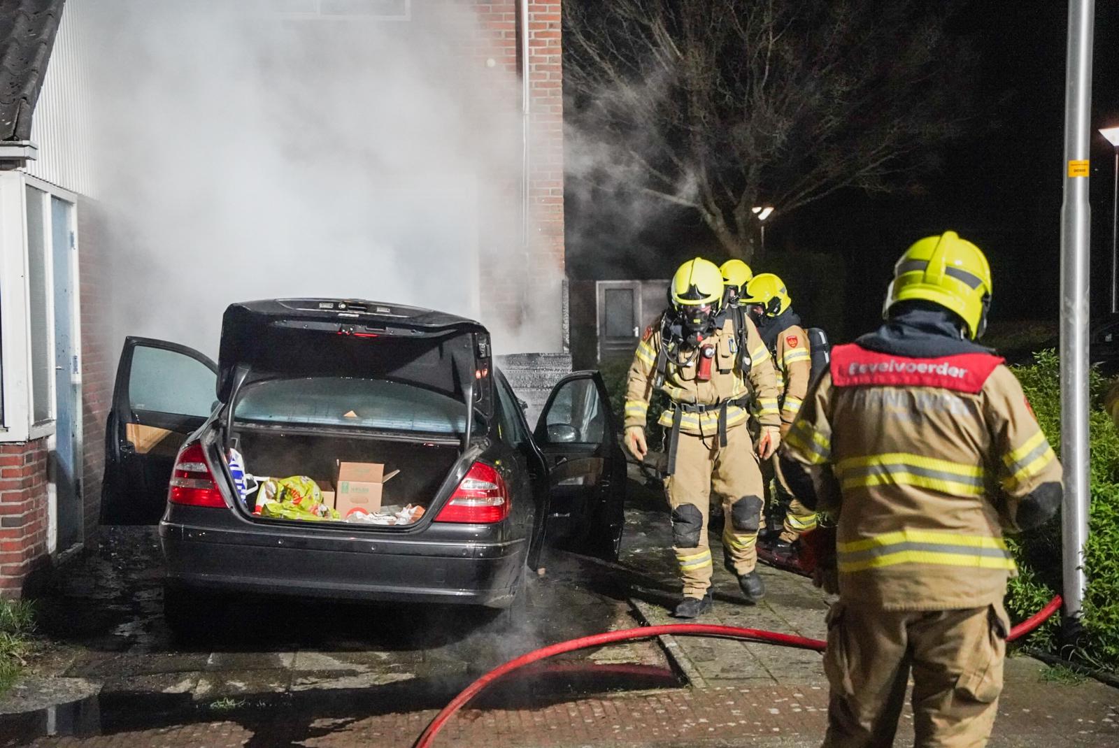 Geparkeerde auto uitgebrand, ook woning beschadigd