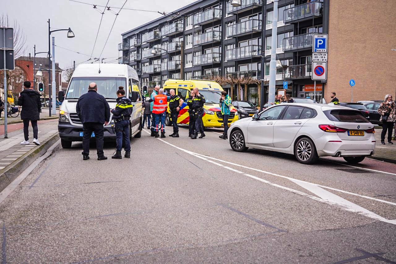 Vrouw aangereden door taxibus in Velp, zwaargewond naar ziekenhuis