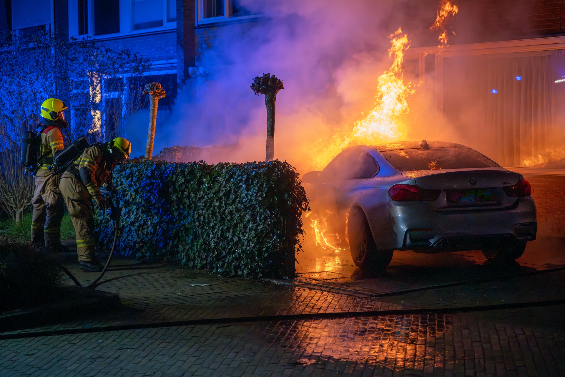 Autobrand slaat over op woning, politie vermoedt brandstichting