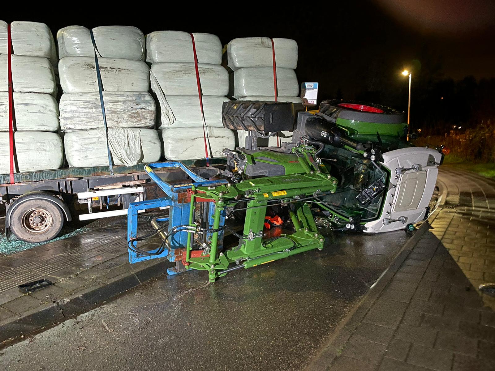 Tractor gekanteld na botsing met busje