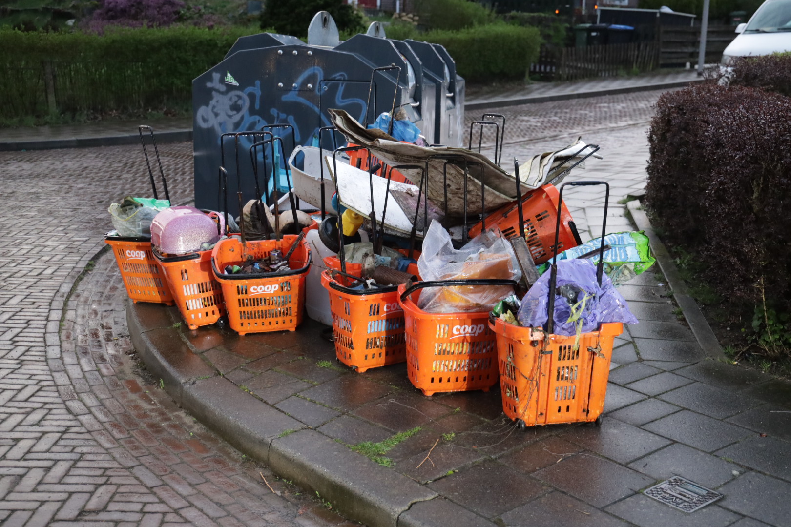 Tientallen winkelmandjes met afval gedumpt in Arnhem