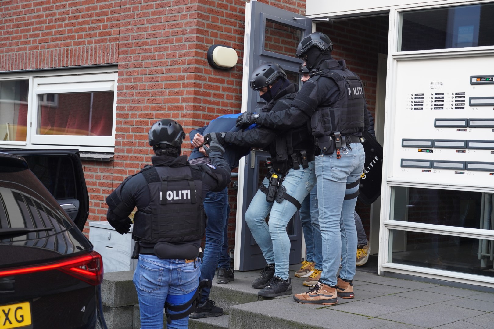 Politie aanhoudingseenheid doet inval in appartement Nijmegen