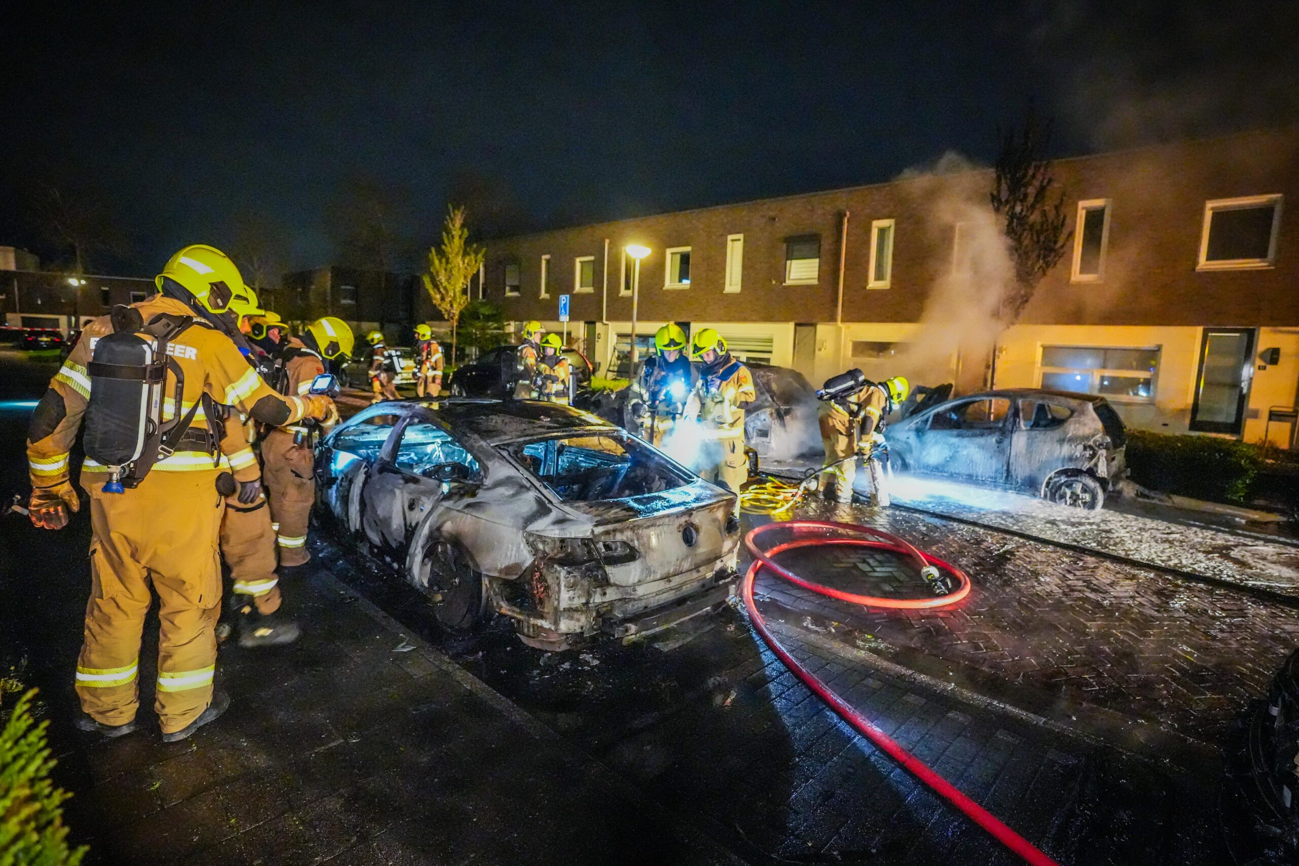 Vlammenzee in woonwijk: 5 auto’s in lichterlaaie, woningen beschadigd