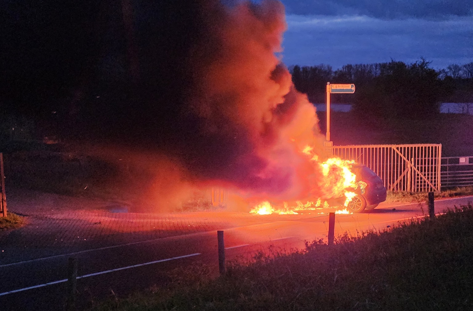 Auto vliegt in brand na ongeval, inzittenden ontsnappen aan vlammen