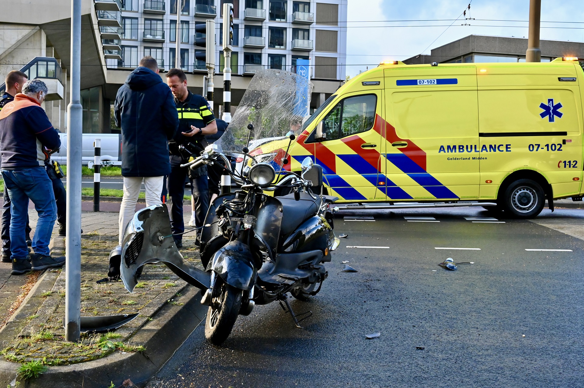 Scooterrijder aangereden door bestelbus in Arnhem