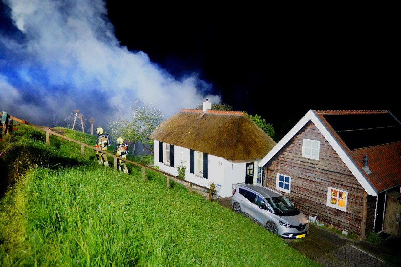 Grote brand in schuur met rieten dak