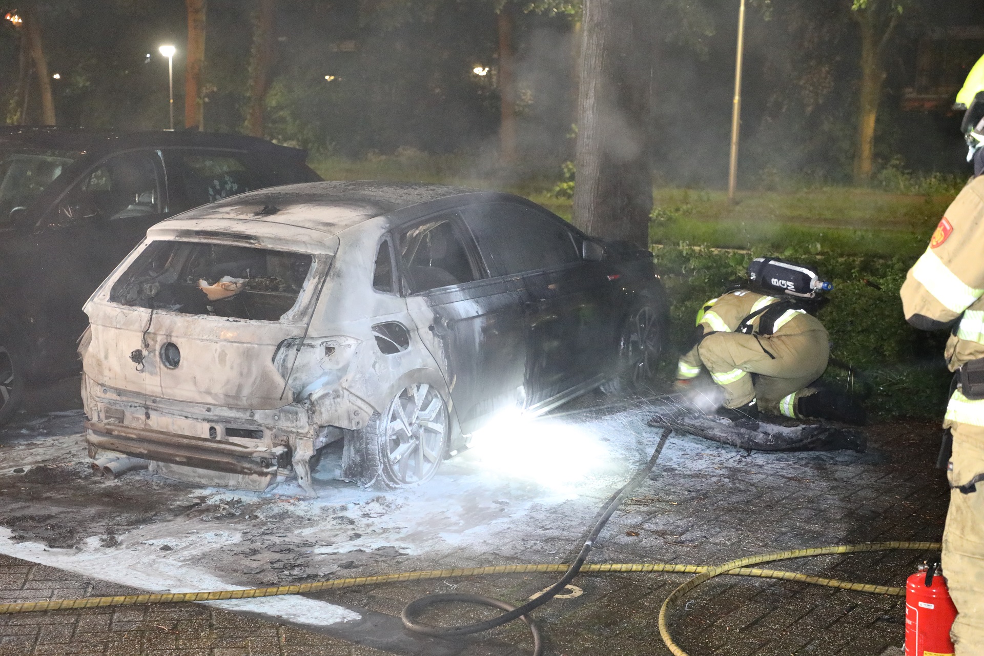 Geparkeerde auto door brand verwoest, politie onderzoekt brandstichting
