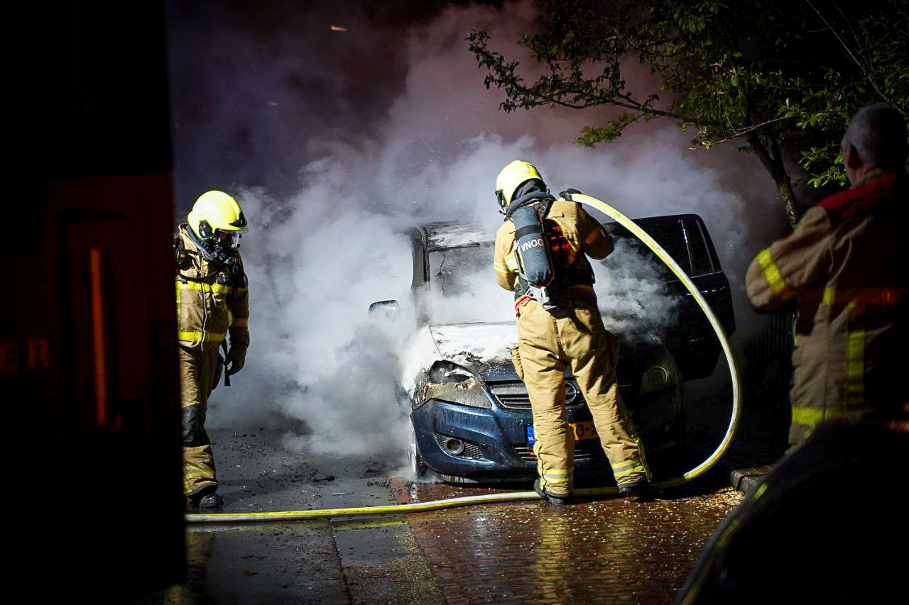 Geparkeerde auto door brand verwoest