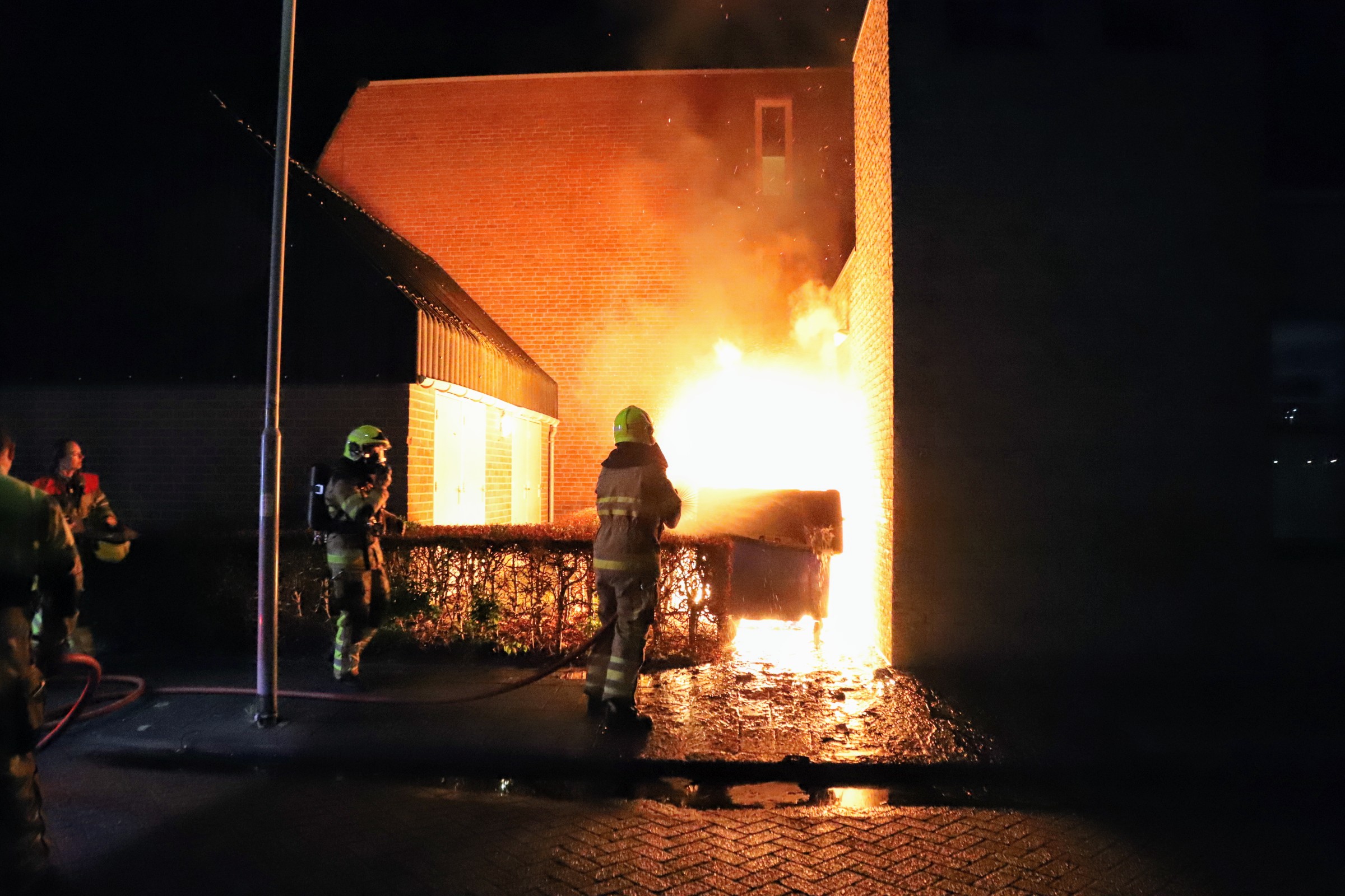 Metershoge vlammen tijdens brand bij cafetaria