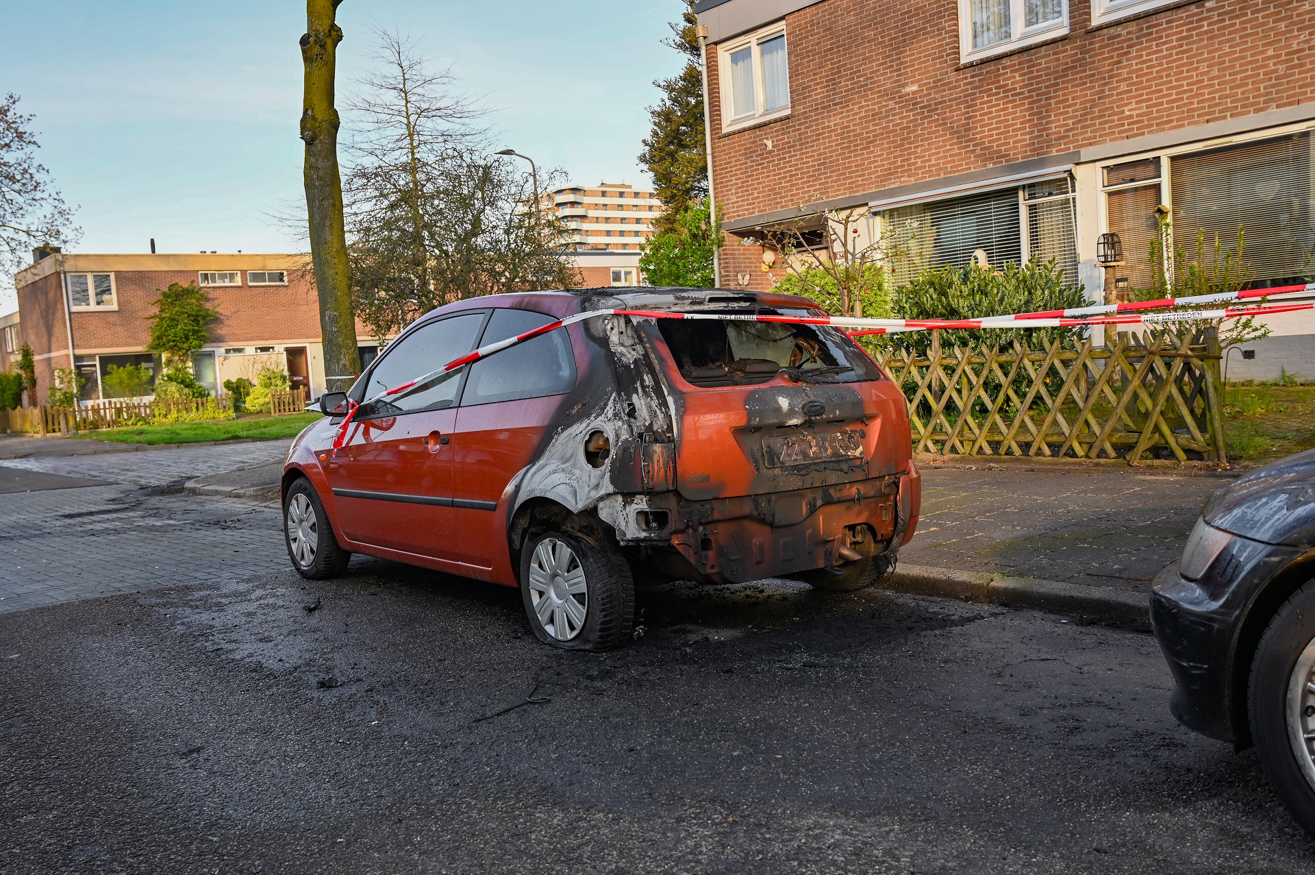 Auto beschadigd door brand, politie onderzoekt brandstichting