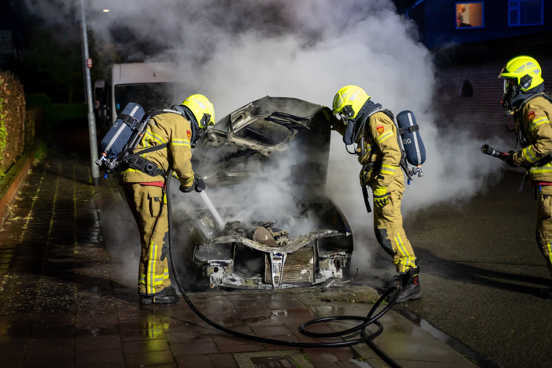 Auto vliegt in brand, politie onderzoekt brandstichting