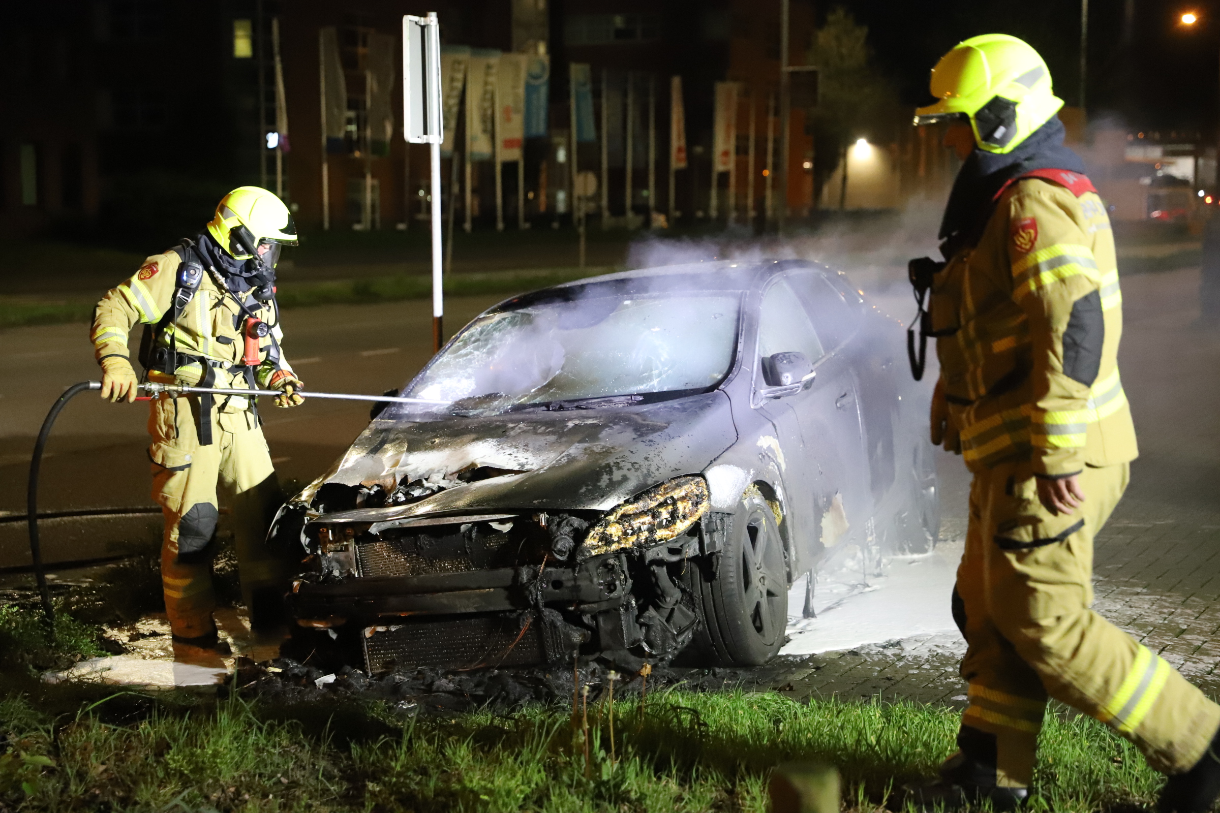 Auto uitgebrand, politie onderzoekt brandstichting