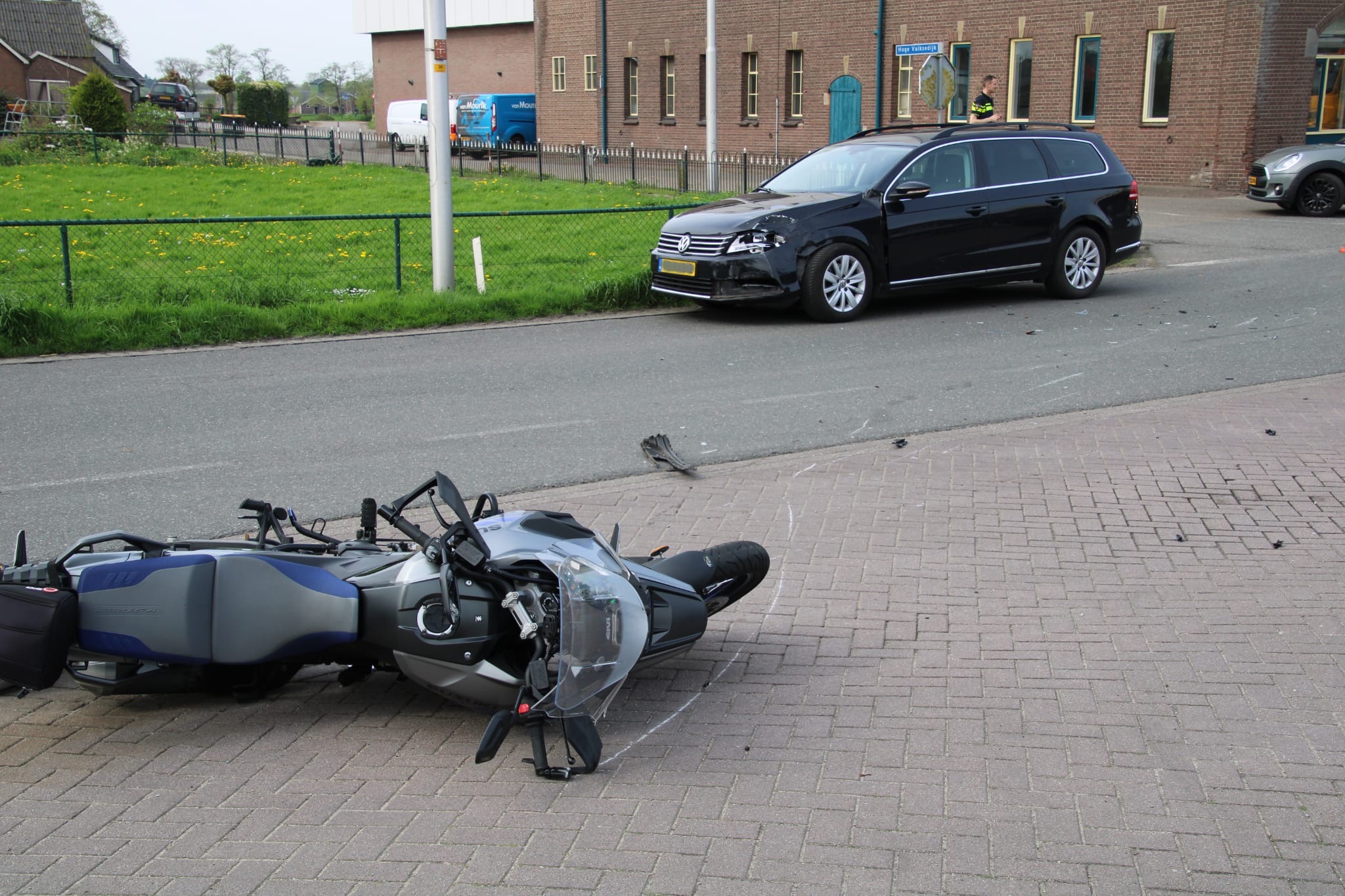 Motorrijder raakt gewond na botsing met auto in Lunteren