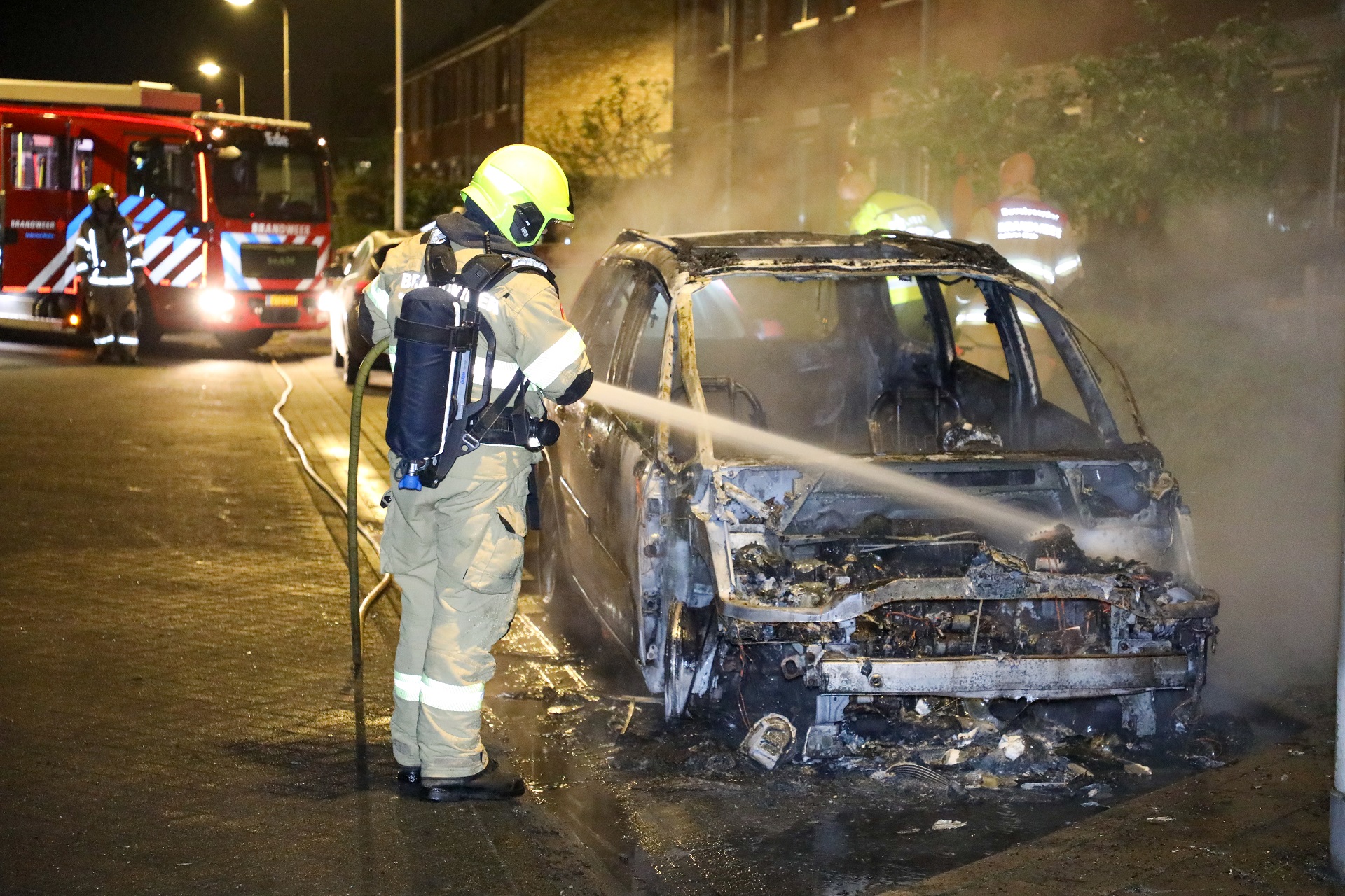 Politie doet onderzoek naar autobrand, mogelijke bewust aangestoken