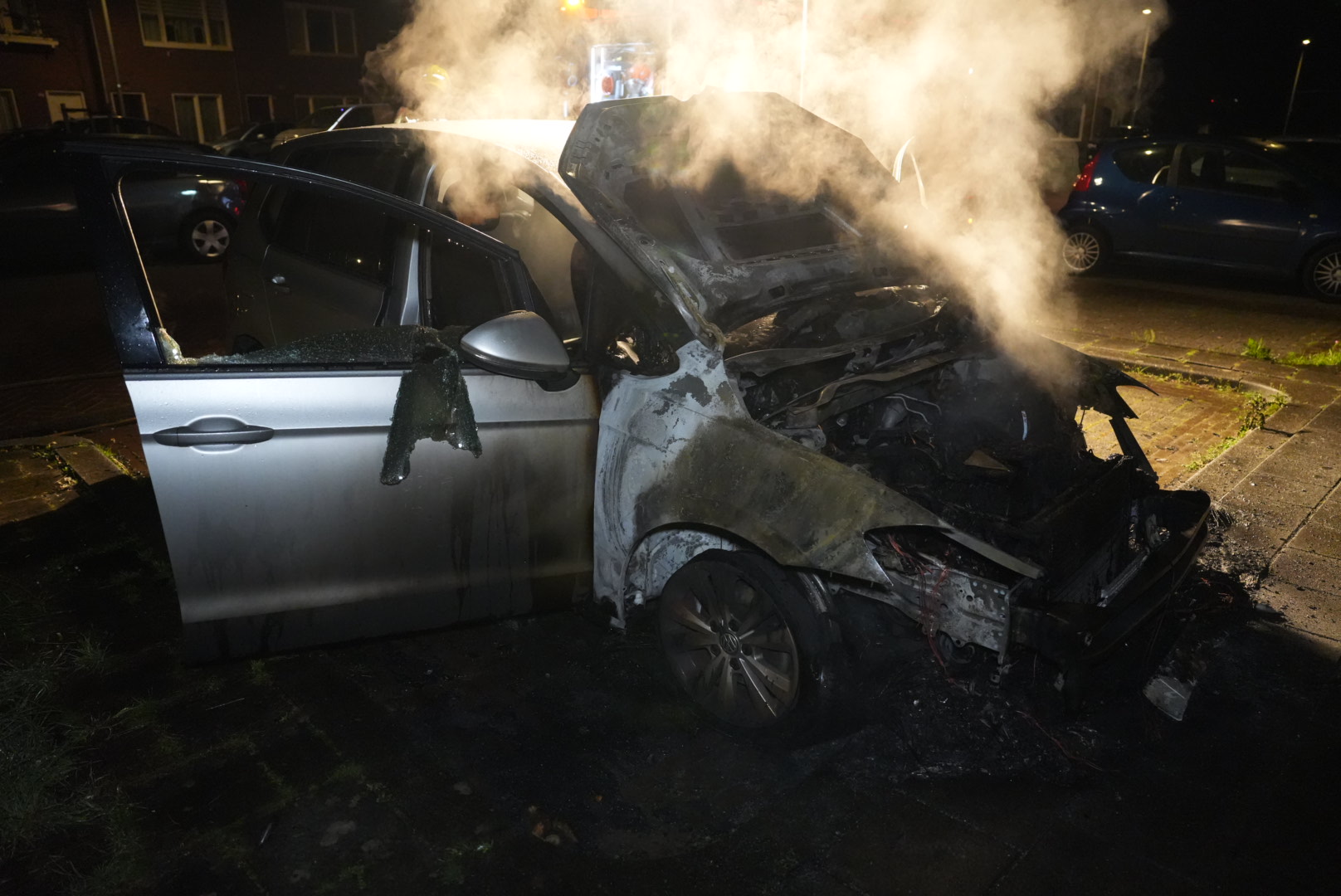 Auto vliegt in brand in Arnhem