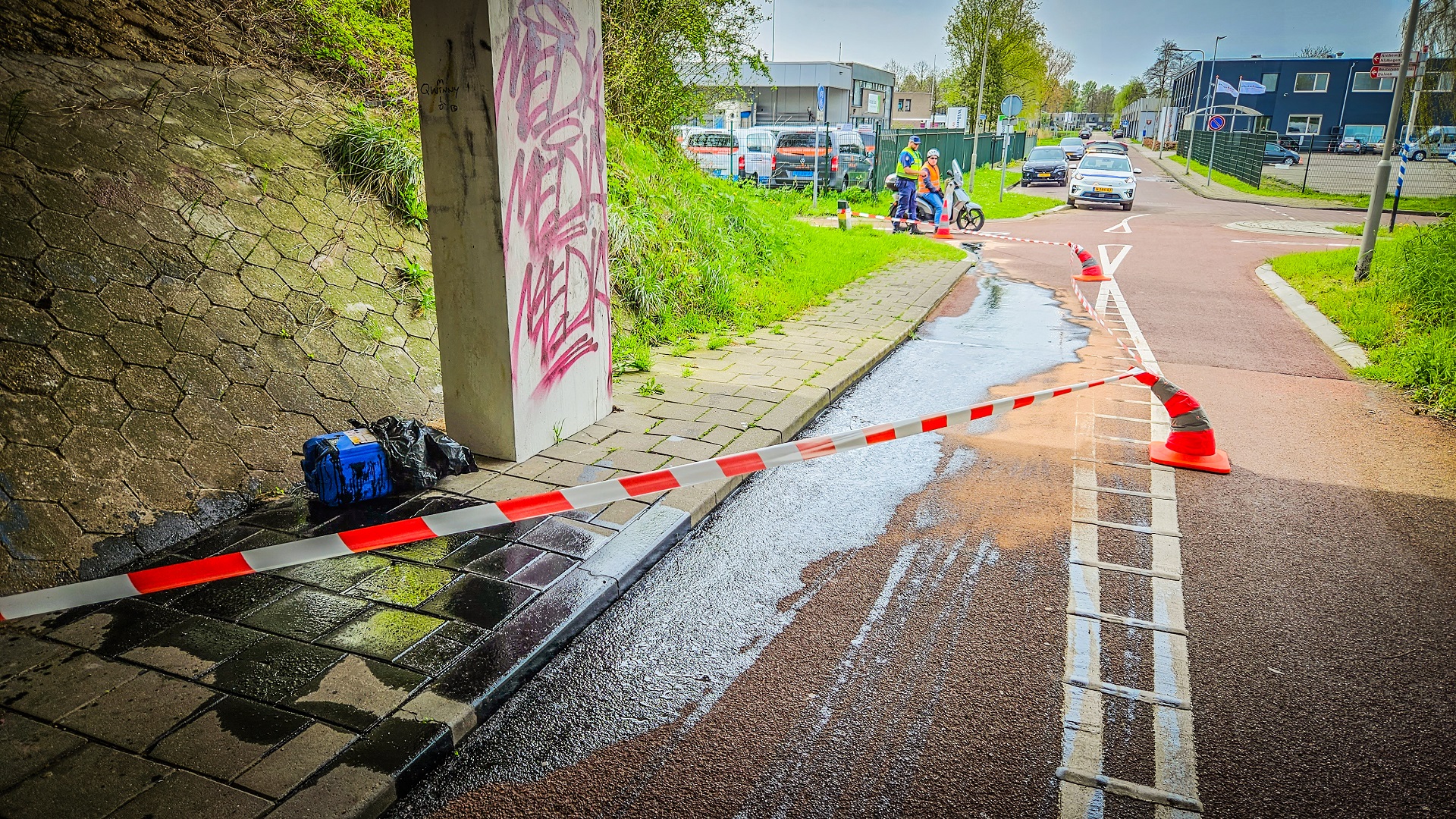 Gedumpt olievat lekt op fietspad in Arnhem