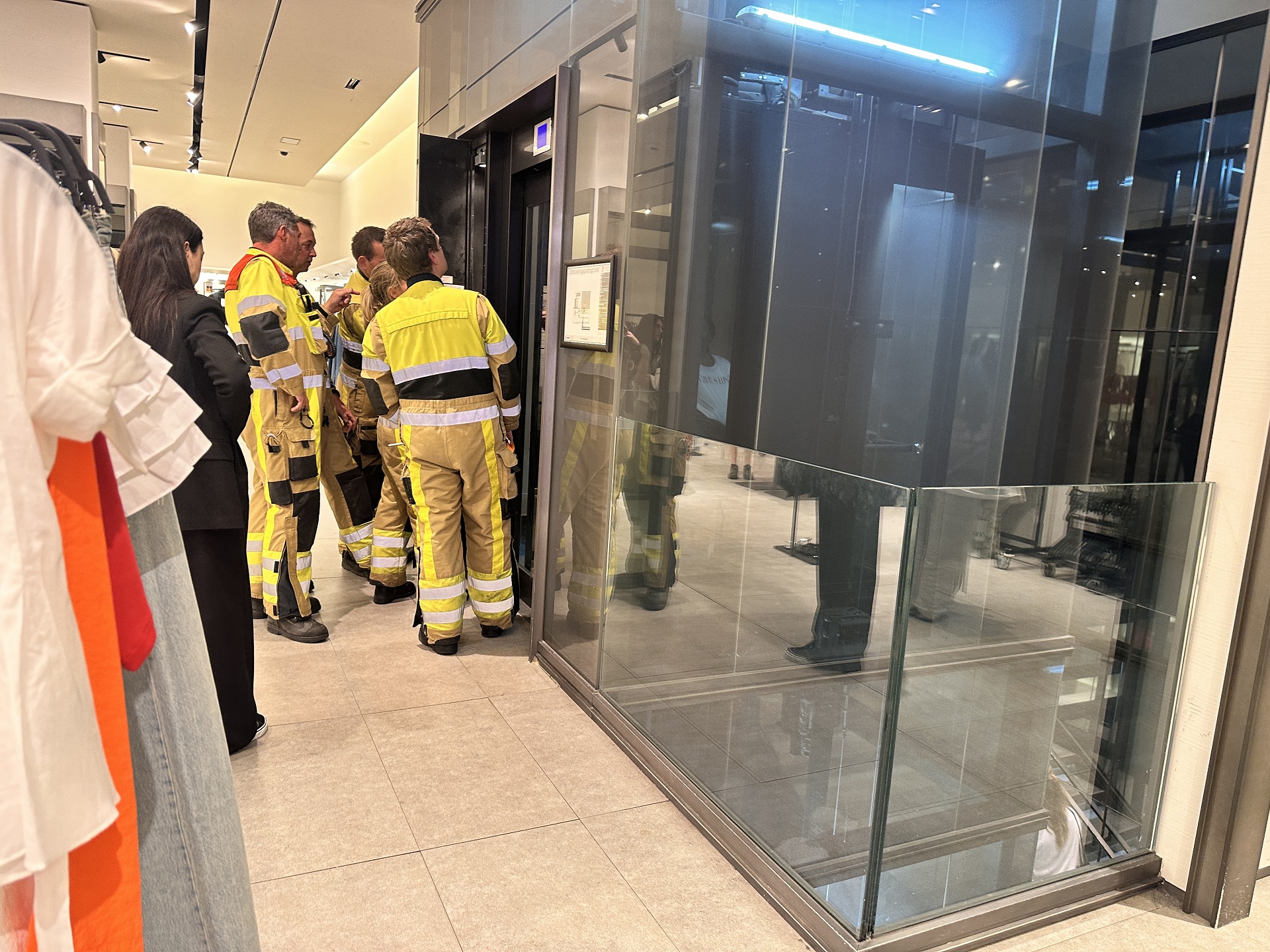 Gezin vast in lift bij kledingwinkel, brandweer komt in actie