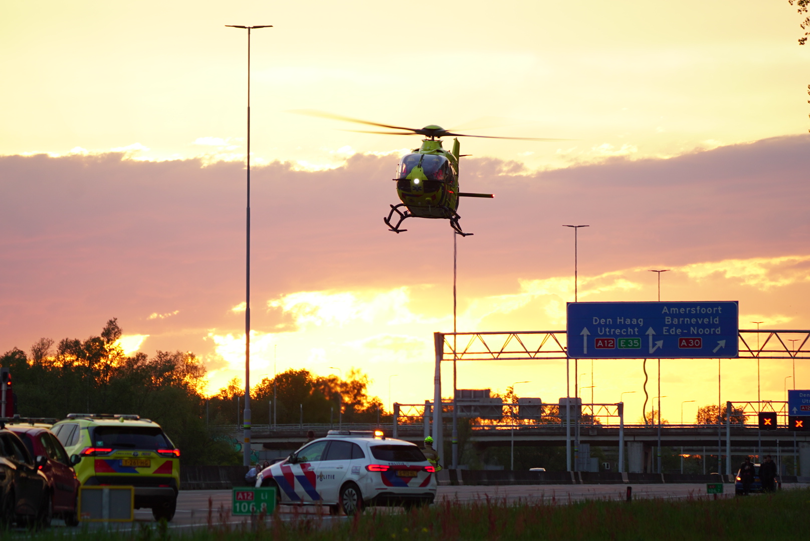 Trauma helikopter landt op snelweg na ongeval met meerdere auto’s