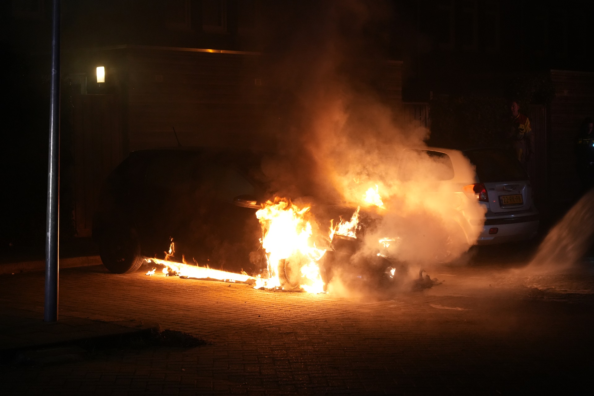 Geparkeerde auto door brand verwoest, politie onderzoekt brandstichting