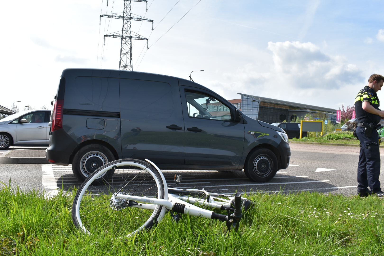 E-biker gewond na botsing met auto op beruchte rotonde in Haalderen