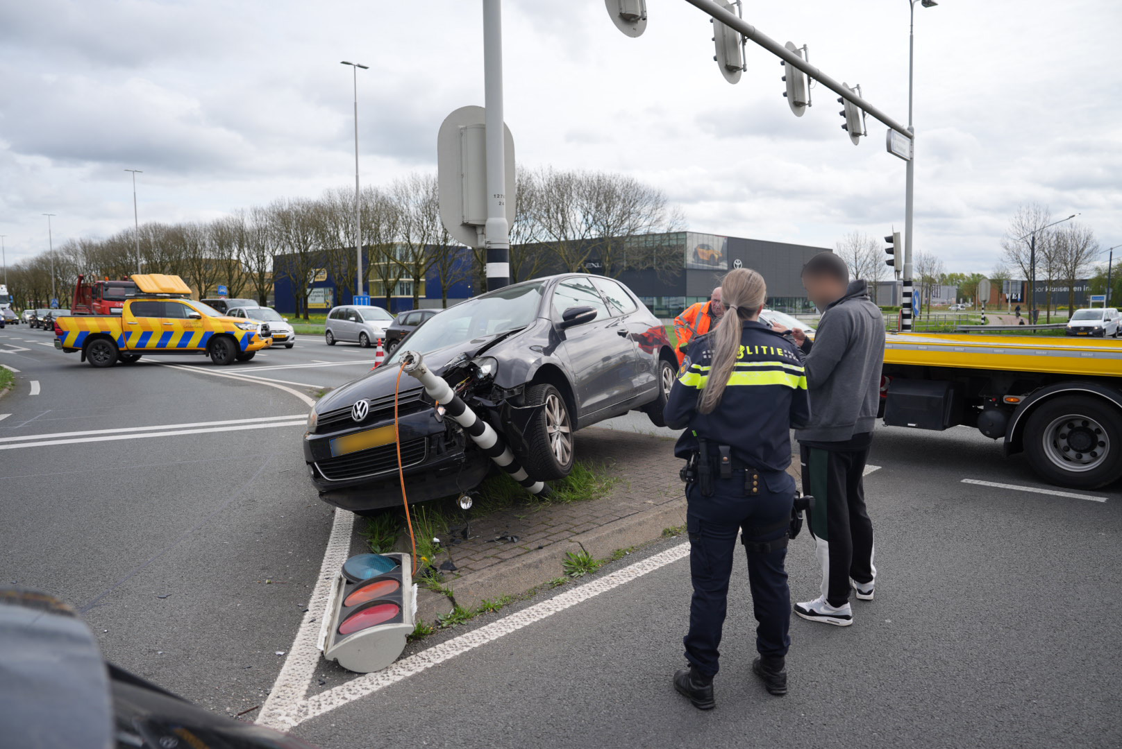 Bestuurder moet uitwijken en botst tegen verkeerslichten in Arnhem