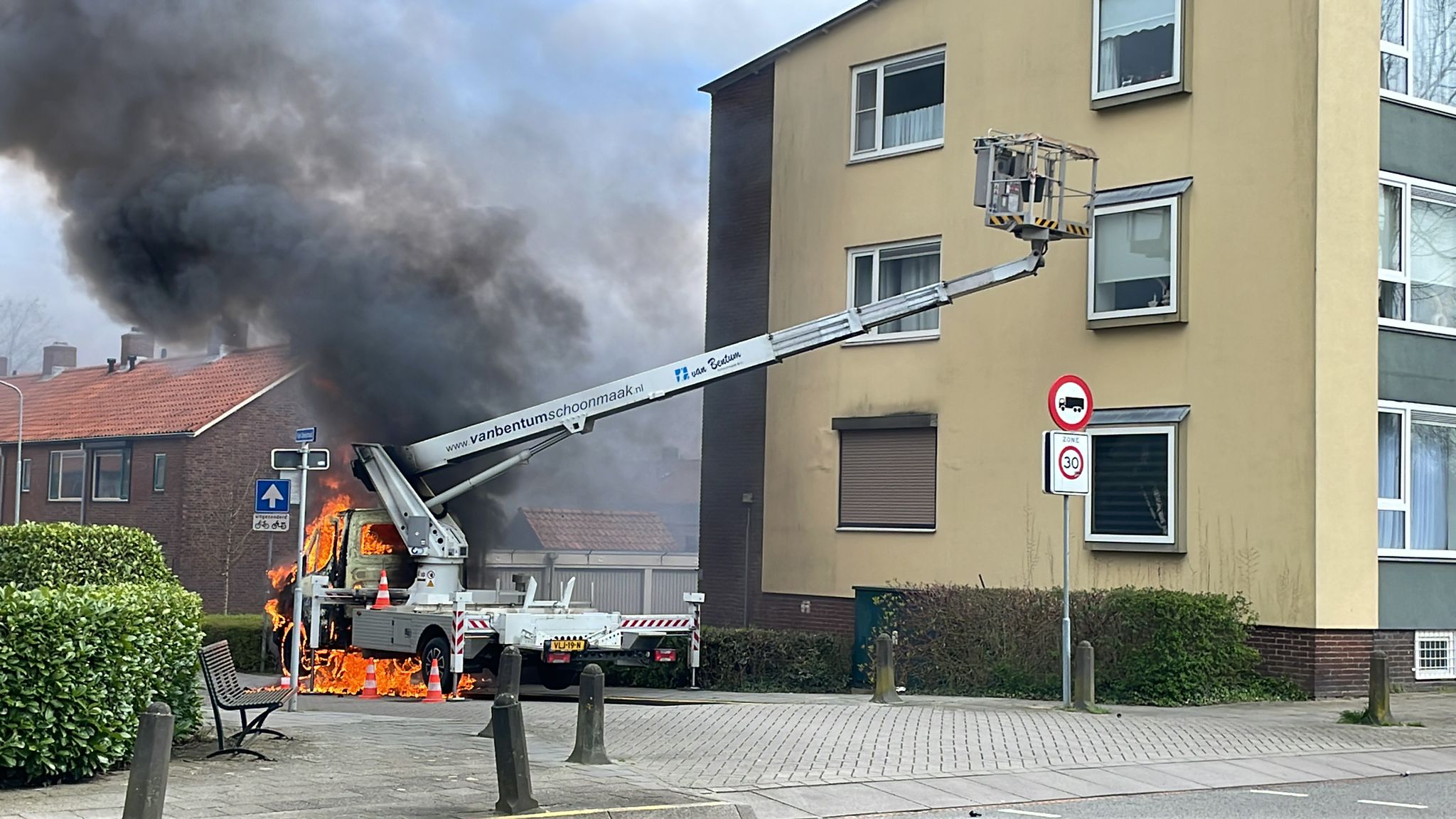 Man springt van hoogwerker nadat cabine in brand vliegt Doesburg