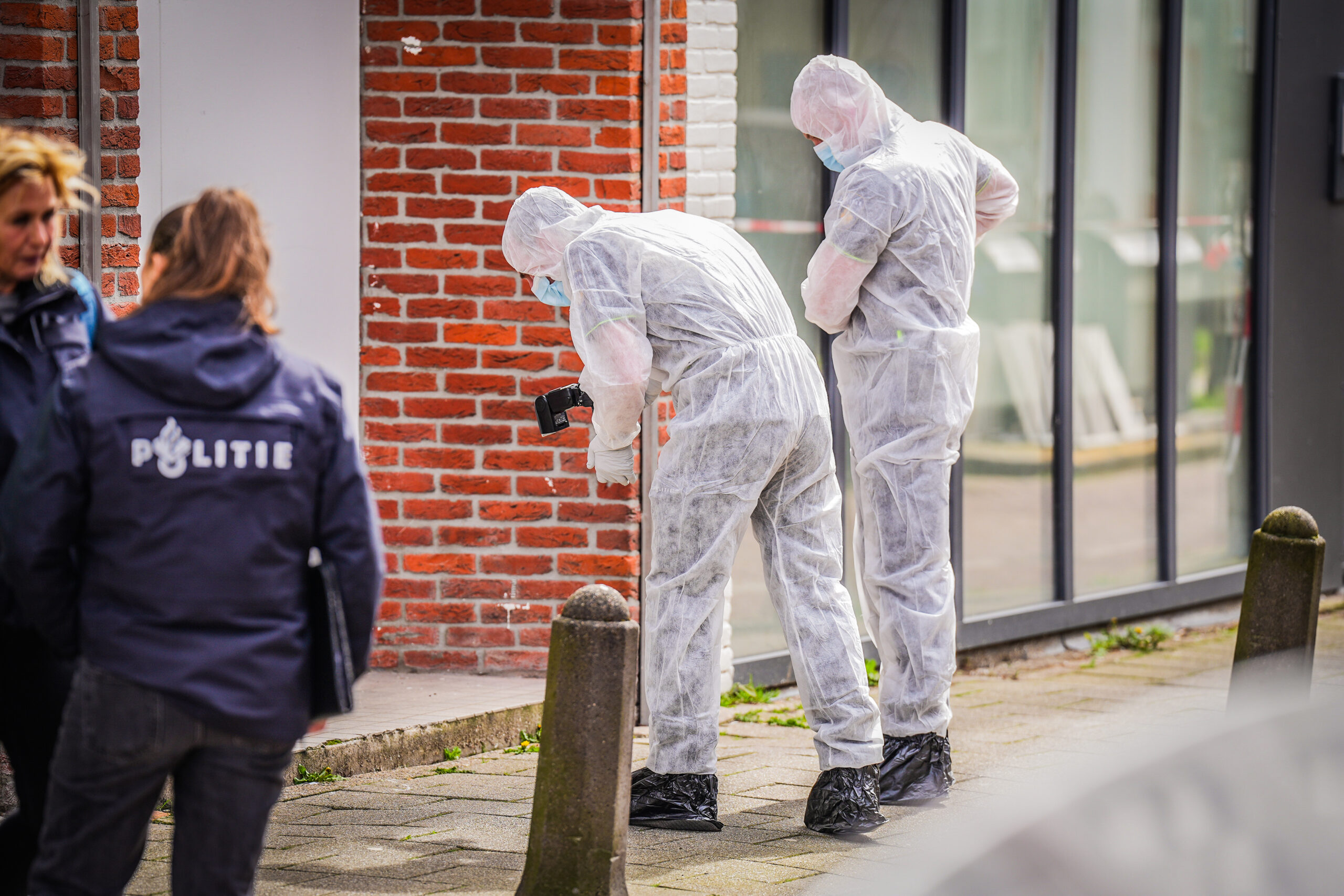 FOTO UPDATE: Gewonde na mogelijk schietincident in winkel Arnhem