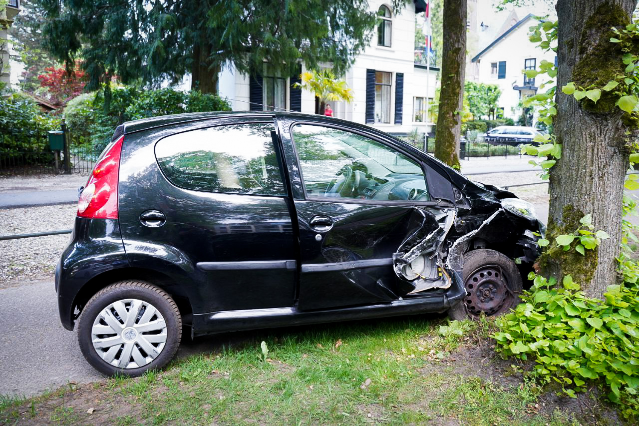 Veel schade na ongeval tussen twee auto’s