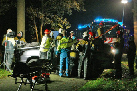 Auto botst tegen boom Borculo 2 | FOTO ROY NIJMAN